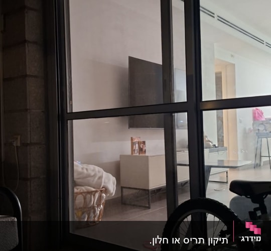 חלון זכוכית עם נוף לסלון ביתי
